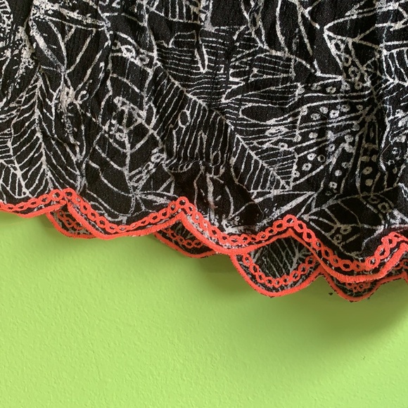 Black white and pink flowy shorts - Picture 2 of 4